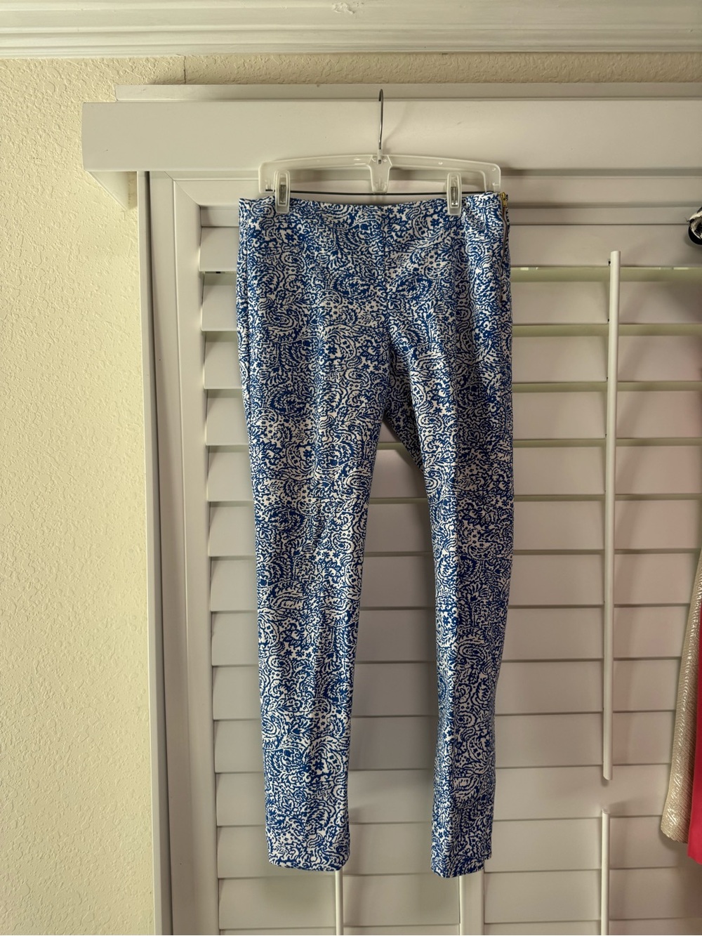 Blue and White Paisley Print cropped pants black label Saks size 6